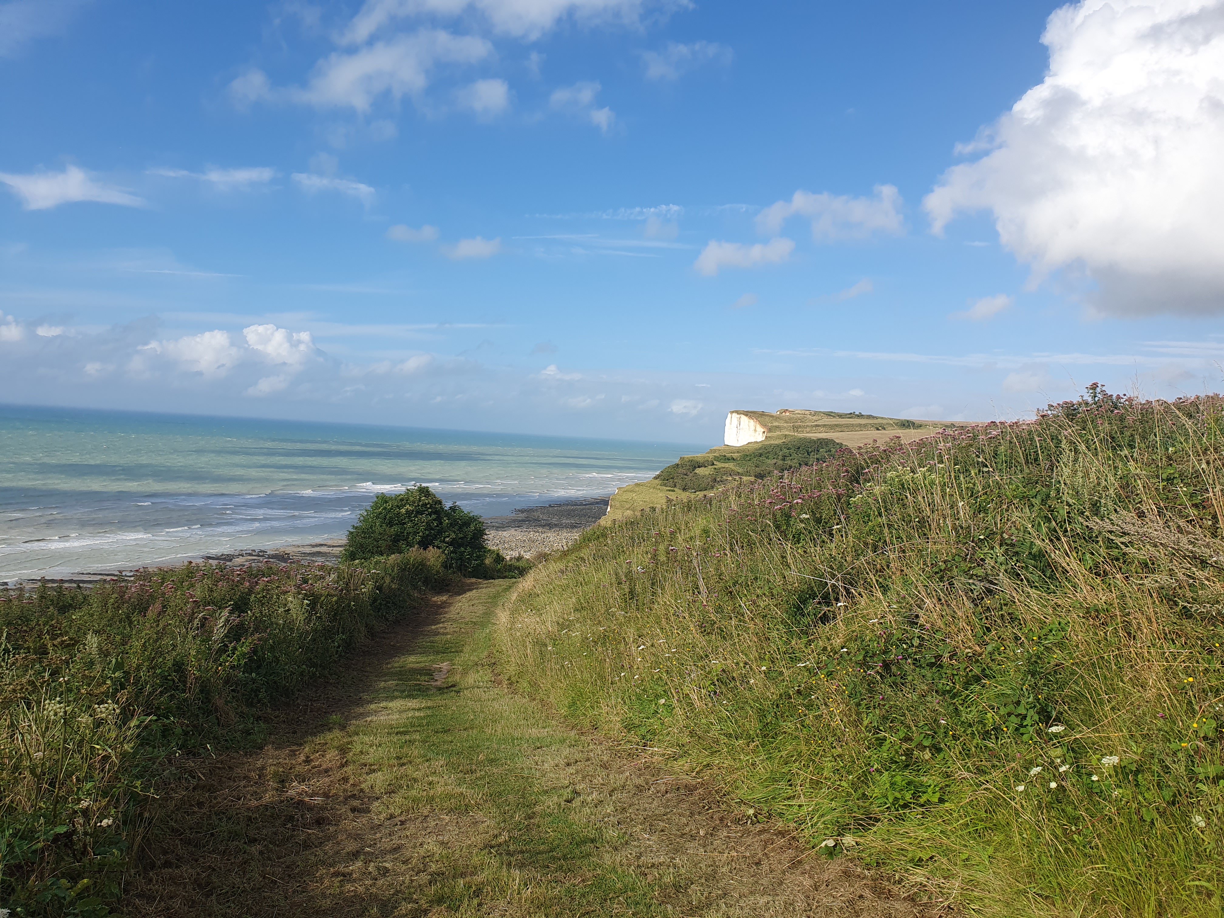 Image d'un environnement rencontré lors d'une de mes nombreuses randonnées. Contient : photo de la mer bretonne sur la gauche, a droite une falaise au loins et devant la plage en contrebas.