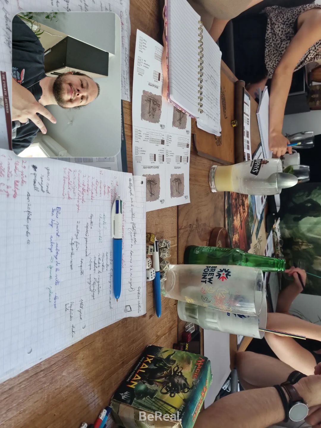 Photo d'un bereal. Selfie de moi en bas a gauche, et sur le reste de la photo mon groupe de jdr jouant à captaine vaudou.